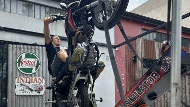 dos pilarenses recrearon el primer simulador de wheelie del pais