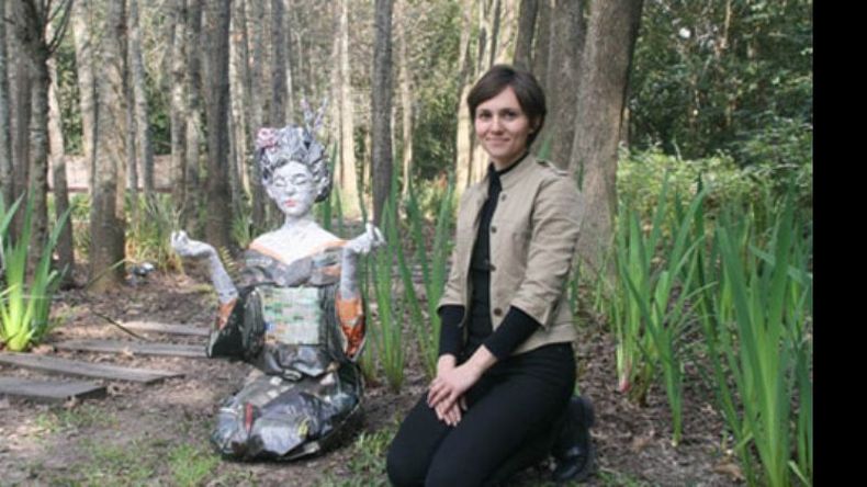 ARTISTA. Paula Pons y su geisha hecha de papel de diario, cinta adhesiva transparente y resina. Será una de las artistas de la 4ª edición del BADA, del 1 al 5 de octubre..