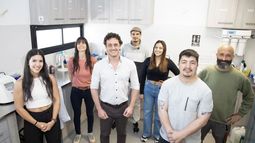 Paulo Maffía (en el centro) junto a su equipo de investigadores de la Universidad Nacional de Hurlingham. Paulo Maffía (en el centro) junto a su equipo de investigadores de la Universidad Nacional de Hurlingham.