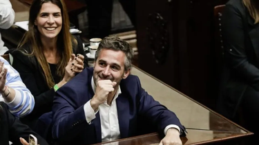 GOL. Achával festeja la aprobación de la Universidad tras la votación en el Senado. &nbsp;