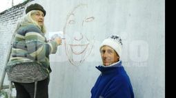 PRESENTE. Nora Eliçabe pinta acompañada por Antonio Espasa..