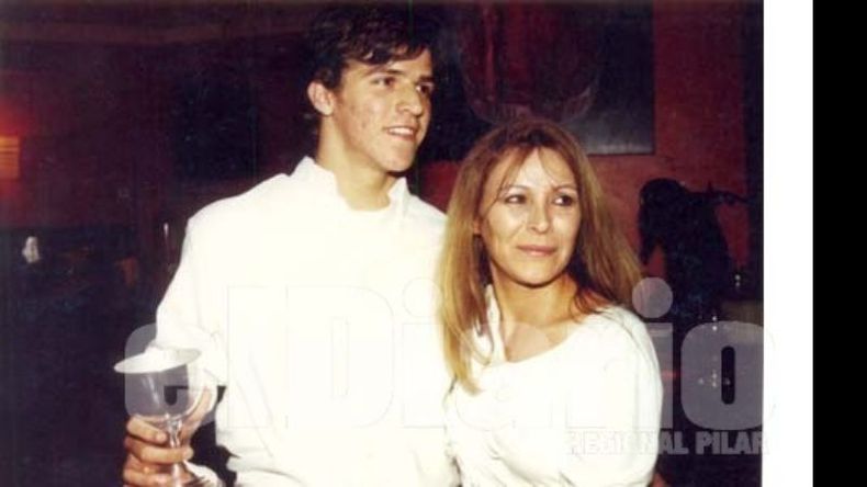Matías con el premio La liga 2002, junto a su mamá Gloria..