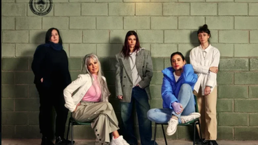 EN EL BARRO. Valentina Zenere (centro) es una de las protagonistas de la serie de Netflix.&nbsp;