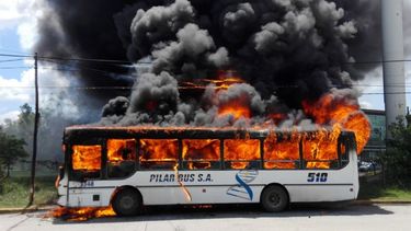 El colectivo de la línea 510, consumido por las llamas. Foto: Fernando Morales..