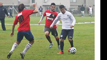 (Prensa Acassuso). Ronconi y Bianchi presionan a Friedich, durante el amistoso que jugaron ayer bajo la lluvia..