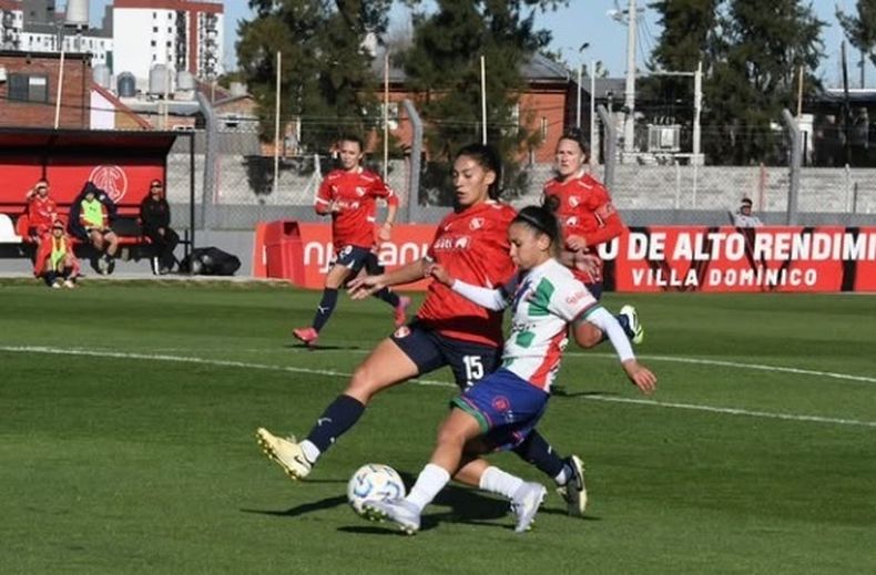 Y VA EL TERCERO. Zoraida Leguizamón le marcó 5 goles a Independiente.