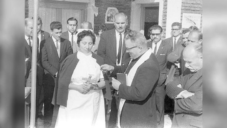 25 de mayo de 1966. Inauguración de los servicios de la sala de primeros auxilios Santa Lucía, en Villa Astolfi. El padre Juan bendice la cruz que está en manos de la enfermera Haydée Morales..
