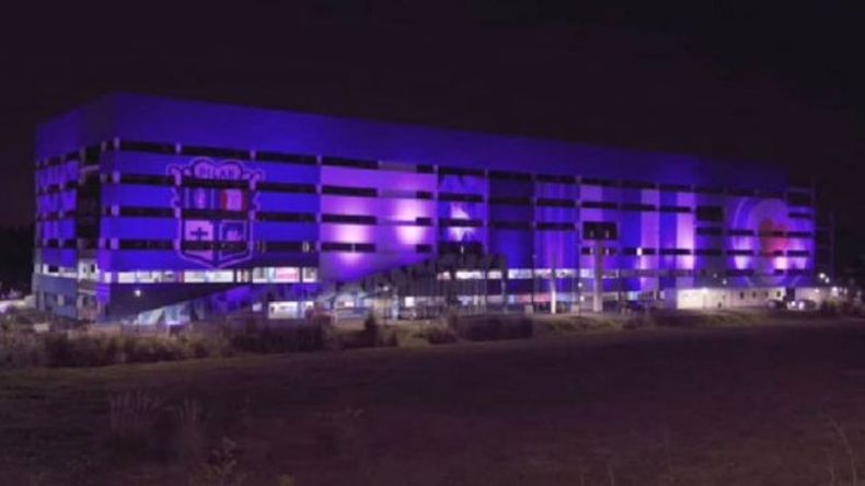 LUCES. El vacunatorio del K46 se iluminó de violeta por los 6 años del #NiUnaMenos..