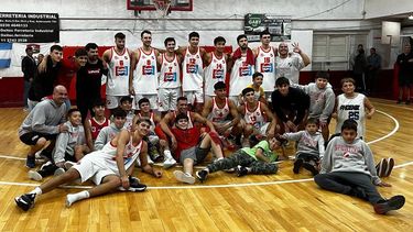 Sportivo Pilar con su indumentaria rememorando al equipo de la Liga B de 1993.