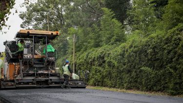 EN OBRA. La terminadora de asfaltos del Municipio ya recorre calles de La Lonja.