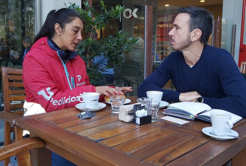 MANO A MANO. Neuspiller compartió su charla con una trabajadora de delivery.