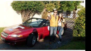 Gustavo y Macarena Urroz con las copas del 2º puesto y el Chrysler Stratus (1998) de fondo..
