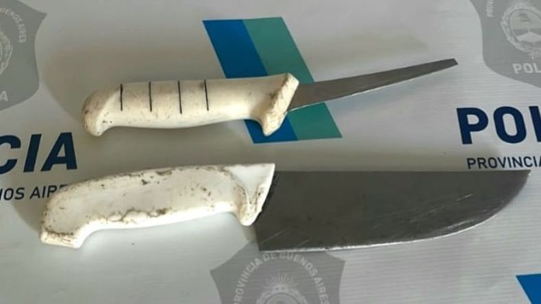 Los cuchillos utilizados para el ataque fueron descartados en una zanja por los involucrados en la pelea. .