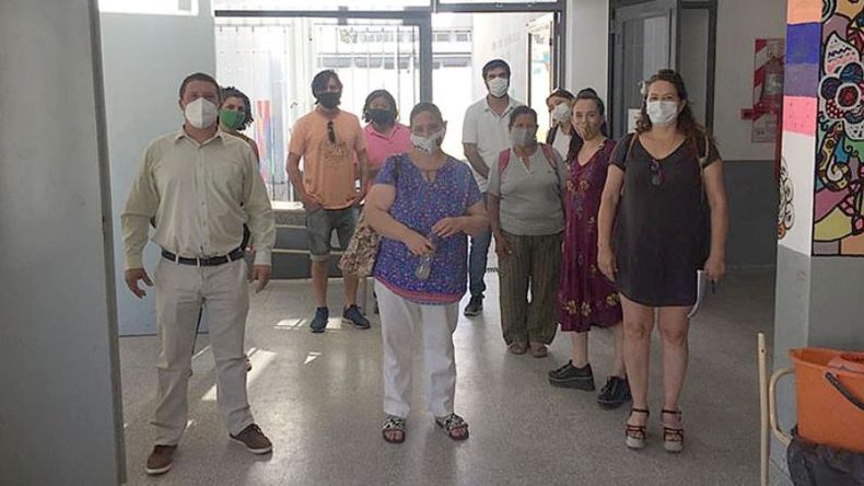 RECORRIDA. Autoridades municipales y de la Región Sanitaria V supervisaron los trabajos, este lunes, en la Secundaria 10, de Manuel Alberti..