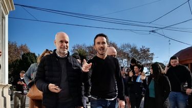 “POR ACÁ”. Nesupiller le señala el camino a Larreta al pasar junto al palacio municipal, este mediodía. &nbsp;