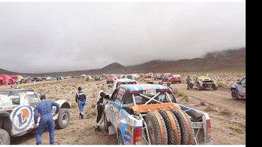 Roberto Naivirt junto a la Toyota Hilux, en la inmensidad de Los Andes..
