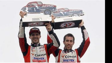 FELICES. Matías Rossi y Esteban Guerrieri festejan en el podio con el trofeo “La Galera de los Emiliozzi”..