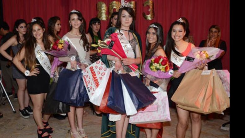 Las jóvenes, con sus premios, tras el sorteo..