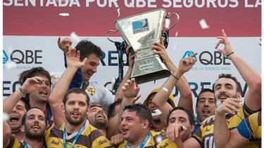 CAMPEONES. La Copa, en manos de Belgrano, tras 48 años de espera en la URBA..