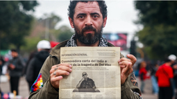 Mito Tabarez con el recorte de El Diario en el que se cuenta la historia de la carta. Mito Tabarez con el recorte de El Diario en el que se cuenta la historia de la carta.