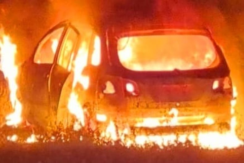 El auto incendiado no contaba con la chapa patente colocada.&nbsp;