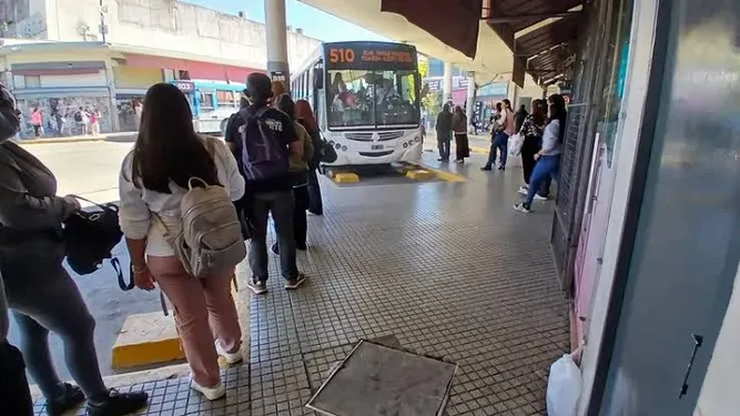 MÁS CARO. Viajar al trabajo ya es uno de los mayores costos fijos de los pilarenses.