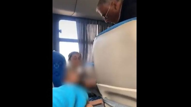 Entre la madre y el colectivero hostigan al nene..