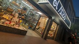 El Ático funciona desde hace 35 años en la calle Rivadavia entre Pedro Lagrave e Hipólito Yrigoyen. El Ático funciona desde hace 35 años en la calle Rivadavia entre Pedro Lagrave e Hipólito Yrigoyen.