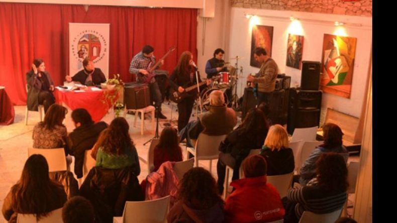 Artistas de la localidad se sumaron al café literario..