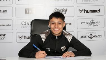 FELICIDAD. Ramírez firma su primer contrato con Platense.