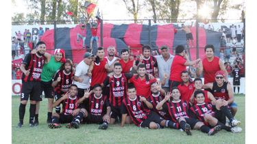 FIESTA TOTAL. Los jugadores e hinchas de Villa Rosa festejan la clasificación al Federal C..