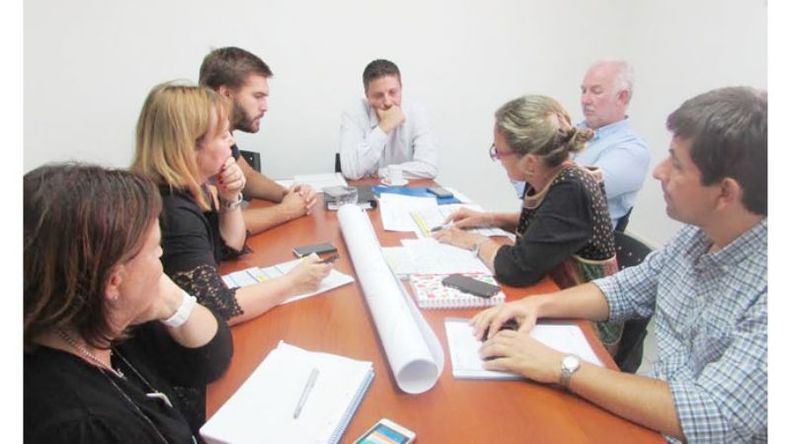 REUNIÓN. Funcionarios locales y provinciales del área de Educación..