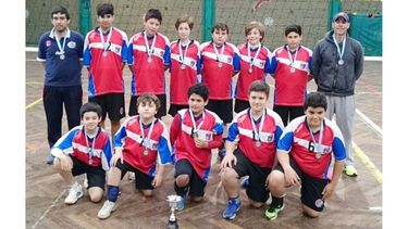 ADELANTADA. La Sub 13 de Muni ganó con parciales de 25-5 y 25-21..