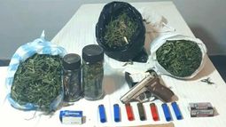 Golpeó a su ex y le encuentran un arma y drogas