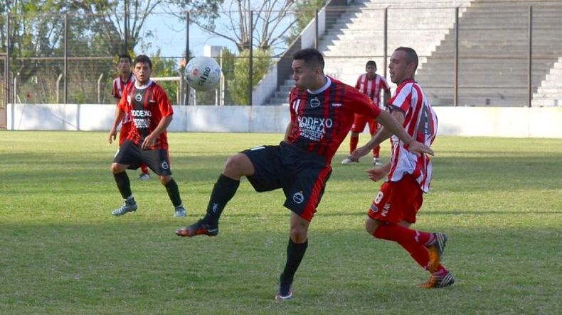Brian Maciel, de Villa Rosa, intenta controlar el balón..
