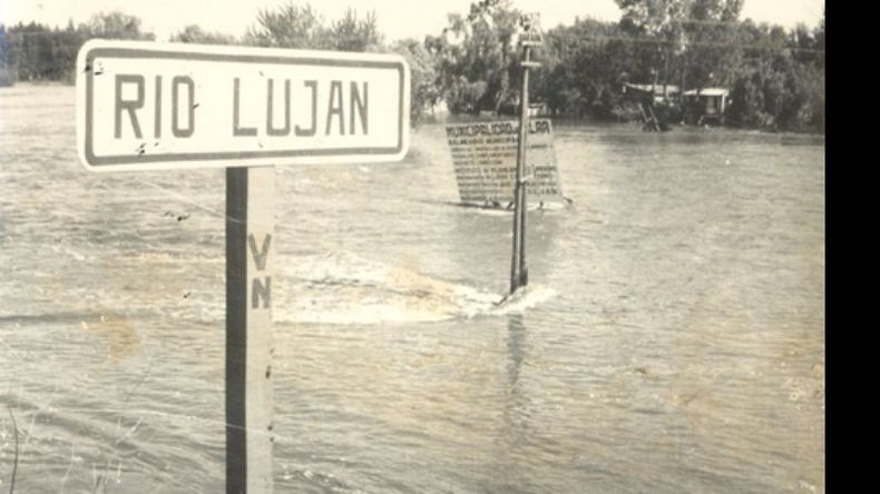Década del 60. Durante la gestión del intendente Yayo López, se propuso construir el balneario municipal, lo cual claro está, no se llevó a cabo. Detrás del cartel que dice “Río Luján”, observamos otro que anunciaba la obra que jamás prosperó..