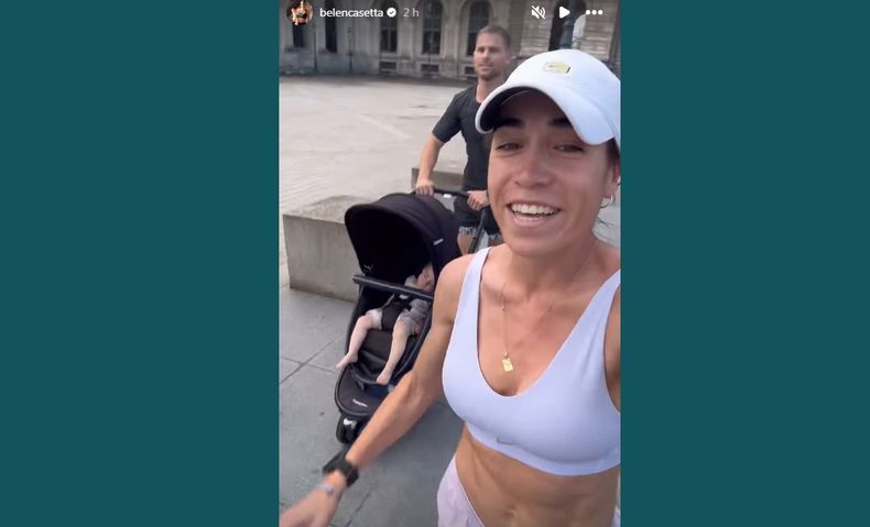 Belén Casetta entrena en la zona del Museo Louvre, acompañada por su esposo e hija.