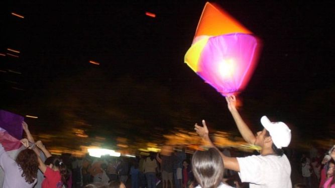 Los globos aerostáticos, si bien no son pirotecnia, también están prohibidos..