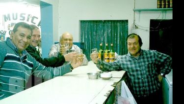 En el tradicional bar “El Laucha” se cumplió el ritual de la caña con ruda de cada 1º de agosto..