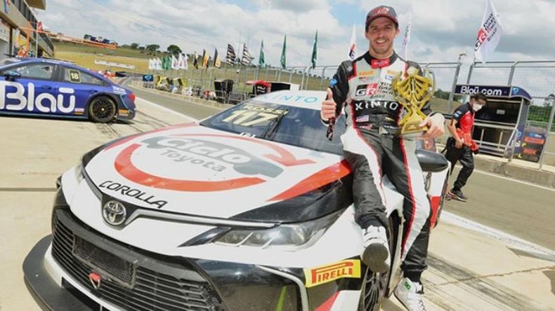 FELICIDAD. Rossi posa con el trofeo por el 2º puesto sentado en el Camry..