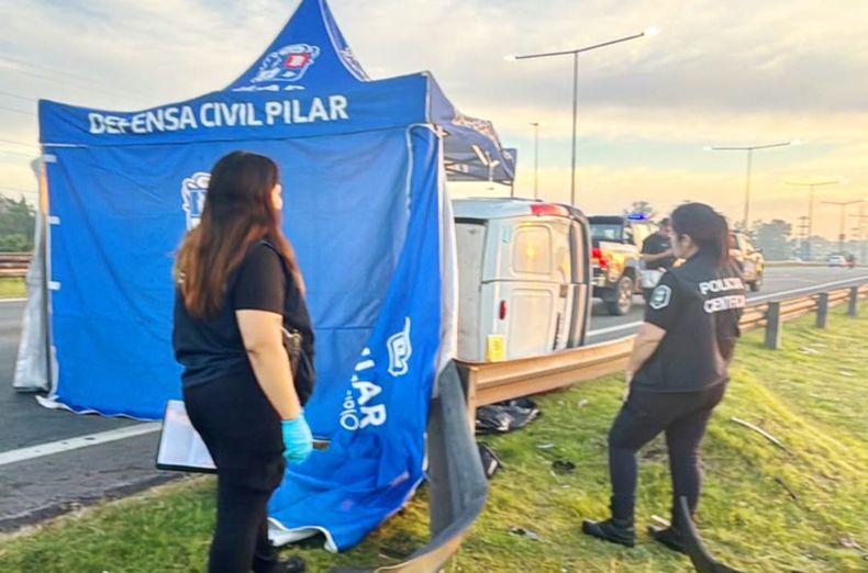 ESCENA DEL ACCIDENTE FATAL La camioneta volc sobre la autopista y su conductor muri en el acto