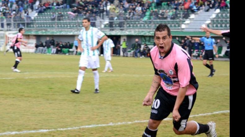 Leonardo Ruiz grita con toda la furia el empate en la serie semifinal ante Laferrere. Después, Cachete marcaría un gol más para convertirse en figura en la goleada 3-0, en un partido chivisimo. Pero para el delantero no fue suficiente y en la final también apareció. Fue el autor intelectual del empate como local ante Español y también clavó el empate 1-1 en la revancha..