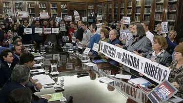 TENSIÓN. Los docentes recordaron a las víctimas de la escuela de Moreno. .