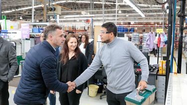 MANO A MANO. Achával recorrió la empresa y habló con los trabajadores. &nbsp;