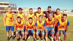 EQUIPO. Los jugadores de Metalúrgico viajaron a Campana para seguir con su preparación.