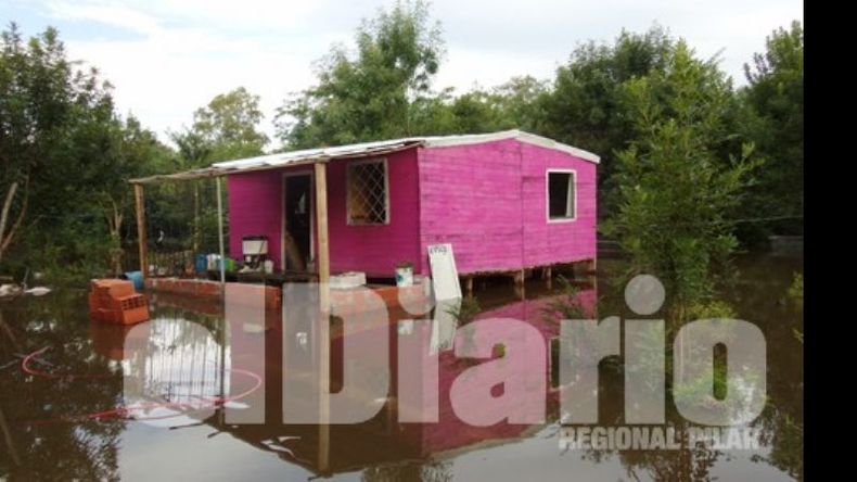 Un kiosco del barrio Río Luján invadido por la crecida del curso de agua..