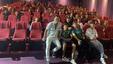 CON EL PÚBLICO. Gastón Pauls en Multiplex Pilar, luego de la charla.