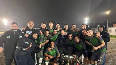 CAMPEÓN. Falucho posa con la copa tras consagrarse en la Primera B. CAMPEÓN. Falucho posa con la copa tras consagrarse en la Primera B.