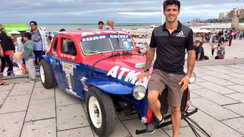 Rossi junto a la cupecita de Juan Gálvez, el piloto más ganador en la historia del TC..