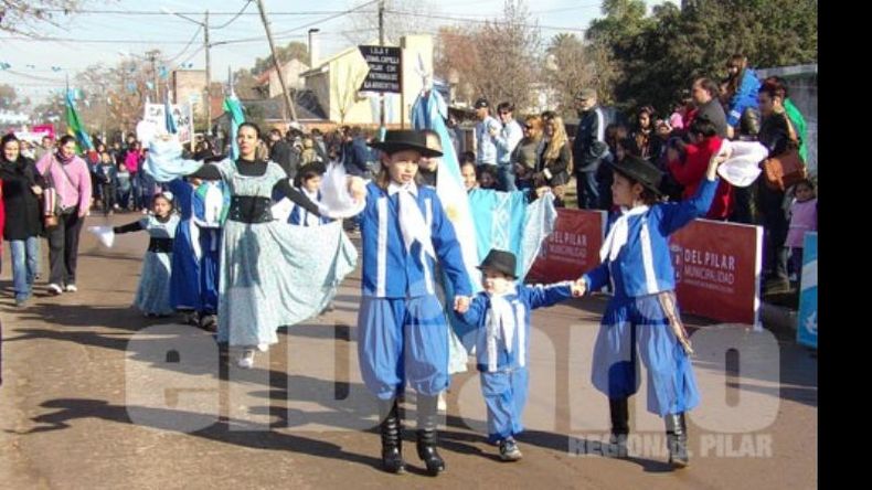 La escuela de danzas Patrona de la Argentina bailó frente al palco los ritmos tradicionales del folclore argentino..